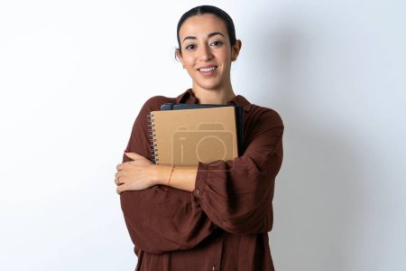 Téléchargez les photos : Repos rêveur détendu belle femme arabe étudiant porte des carnets avec papier croisant les bras, - en image libre de droit