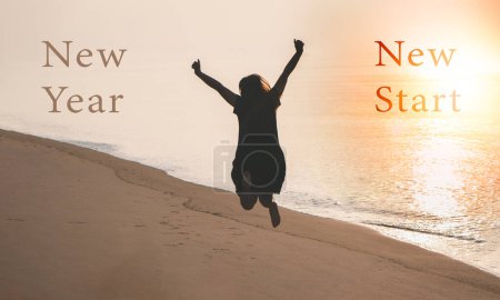 2023 New Year New Start, Gesunde Frau treten Spritzwasser bei Sonnenaufgang. Entspannung und glückliche Lebenszeit. 