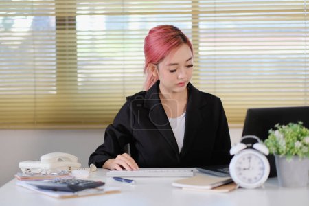 Foto de Asiático mujer de negocios trabajando en oficina, usando laptop - Imagen libre de derechos
