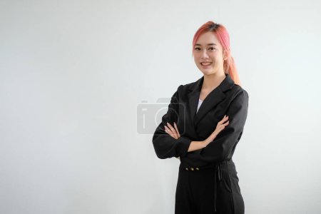 Téléchargez les photos : Belle asiatique femme d'affaires debout sur fond gris - en image libre de droit