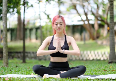 Téléchargez les photos : Asiatique belle femme faire du yoga dans le parc - en image libre de droit