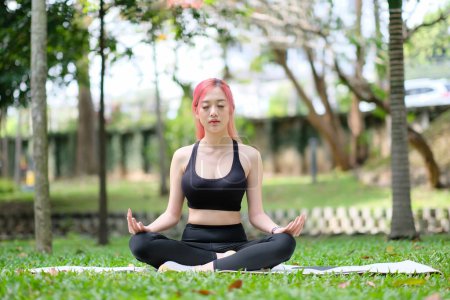 Téléchargez les photos : Asiatique belle femme faire du yoga dans le parc - en image libre de droit