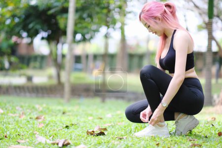 Téléchargez les photos : Jeune athlète femme faisant de l'exercice extérieur - en image libre de droit