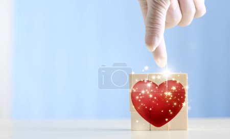 Téléchargez les photos : Il tient un cœur rouge. La charité, l'assurance maladie, l'amour et la Journée internationale de cardiologie sont toutes des idées. - en image libre de droit
