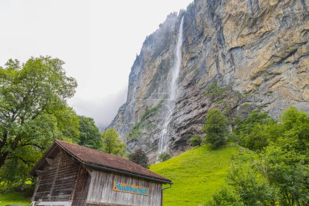 Foto de La cascada de Staubbach en Lauterbrunnen, en Bernese Oberland, Suiza. La cascada de Staubbach con su caída de casi 300 metros es la tercera cascada más alta de Suiza. - Imagen libre de derechos