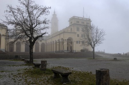 Foto de Vista del Santuario de Nuestra Señora de la Guardia (Madonna della Guardia) en la niebla, en invierno, en Génova, Italia. - Imagen libre de derechos
