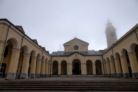 Foto de Vista del Santuario de Nuestra Señora de la Guardia (Madonna della Guardia) en la niebla, en invierno, en Génova, Italia. - Imagen libre de derechos