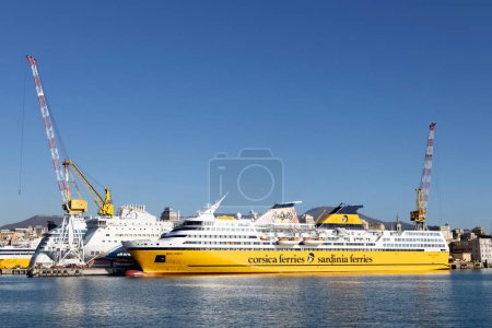 Téléchargez les photos : GENOA, ITALIE, 2 FÉVRIER 2023 - Bateau Corse et Sardaigne amarré dans le port de Gênes, Italie - en image libre de droit