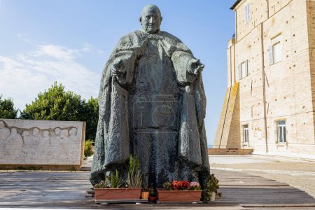 Die Statue von Papst Johannes XIII. in Loreto, Italien