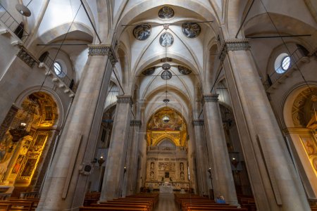 Téléchargez les photos : LORETO, ITALIE, 5 JUILLET 2022 - Intérieur du Sanctuaire de la Sainte Maison de Lorette, Italie - en image libre de droit