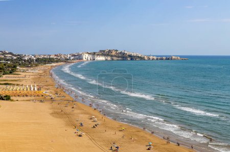 Téléchargez les photos : Vue aérienne de la plage de Vieste dans les Pouilles, Italie - en image libre de droit