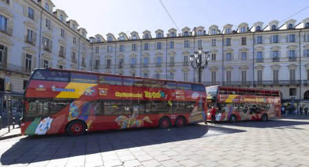 Foto de TORINO (TURIN), ITALIA, 25 DE MARZO DE 2023 - Citysightseeing Bus Torino, el autobús turístico rojo de dos pisos en Torino, Italia - Imagen libre de derechos