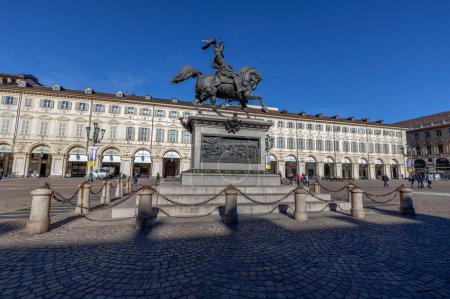 Foto de TORINO (TURÍN), ITALIA, 25 DE MARZO DE 2023 - Emanuele Filiberto del monumento de Saboya en la plaza de San Carlo en Torino, Italia - Imagen libre de derechos