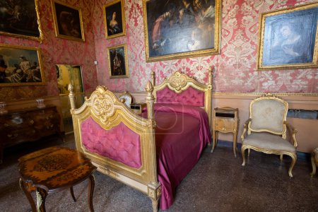 Foto de GENOA, ITALIA, 28 DE ABRIL DE 2023 - El Dormitorio del Palacio Real de Génova, Italia - Imagen libre de derechos