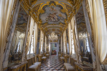 Foto de GENOA, ITALIA, 28 DE ABRIL DE 2023 - La sala de los espejos en el Palacio de Spinola, Génova, Italia - Imagen libre de derechos