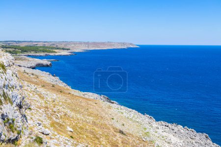 Foto de Vista de la costa de Apulia de Salento cerca de Torre Minervino, provincia de Lecce, Puglia, Italia - Imagen libre de derechos