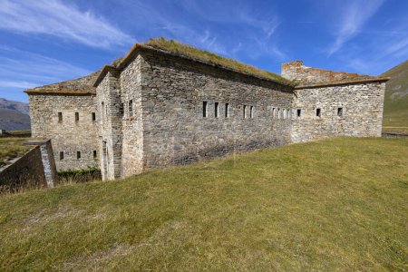 Téléchargez les photos : Vue du Fort de Ronce sur le lac du Mont-Cenis entre le Val di Susa italien et la vallée de la Maurienne française, France - en image libre de droit