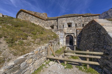 Téléchargez les photos : Vue du Fort de Ronce sur le lac du Mont-Cenis entre le Val di Susa italien et la vallée de la Maurienne française, France - en image libre de droit