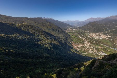 Foto de El magnífico punto de vista sobre el valle de Susa tomado de La Sacra de San Michele, provincia de Turín, Piamonte, Italia - Imagen libre de derechos
