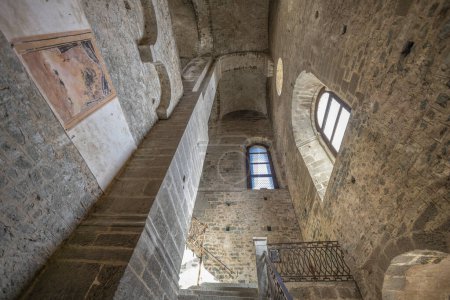 Téléchargez les photos : Vue de l'intérieur de la Sacra de San Michele (abbaye Saint-Michel) dans la vallée de Susa, province de Turin, Piémont, Italie - en image libre de droit
