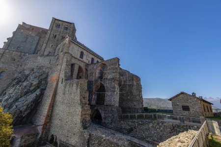 Foto de Vista de la Sacra de San Michele (Abadía de San Miguel) en el Valle de Susa, Provincia de Turín, Piamonte, Italia - Imagen libre de derechos