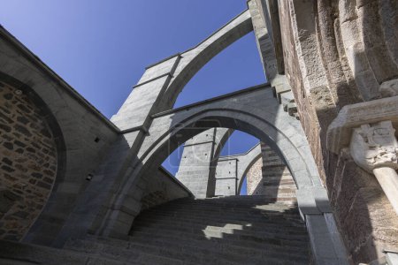 Foto de La escalera de acceso a la Sacra de San Michele (Abadía de San Miguel) en Sant 'Ambrogio di Torino, Provincia de Turín, Piamonte, Italia - Imagen libre de derechos