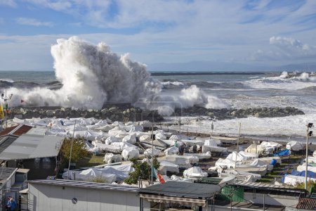 Foto de GENOA, ITALIA, 3 de noviembre de 2023 - Mar áspero con grandes olas en los muelles del paseo marítimo de Génova, Italia - Imagen libre de derechos