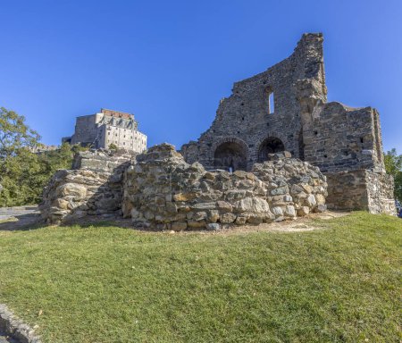 Foto de Ruinas de la Tumba de los Monjes (Sepolcro dei Monaci) con la Sacra de San Michele (Abadía de San Miguel), Provincia de Turín, Piamonte, Italia - Imagen libre de derechos