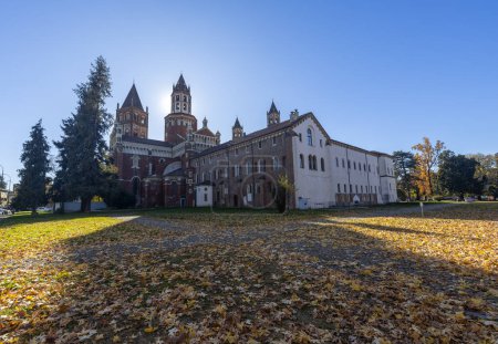Téléchargez les photos : Vue de la basilique de Sant'Andrew (Sant'Andrea) à Vercelli, Piémont, Italie - en image libre de droit