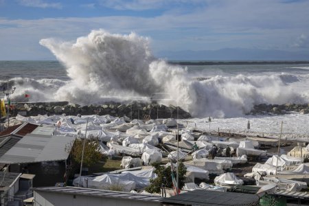 Téléchargez les photos : Mer agitée avec de grandes vagues sur les jetées du front de mer de Gênes, Italie - en image libre de droit