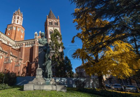 Téléchargez les photos : VERCELLI, ITALIE 25 NOVEMBRE 2023 - Vue de la basilique de Sant'Andrew (Sant'Andrea) et du monument Umberto I à Vercelli, Piémont, Italie - en image libre de droit