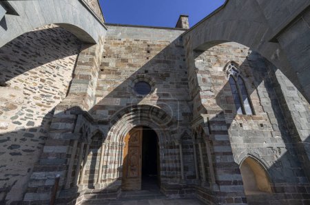 Foto de La puerta de entrada de la Sacra de San Michele (Abadía de San Miguel) en Sant 'Ambrogio de Torino, Provincia de Turín, Piamonte, Italia - Imagen libre de derechos