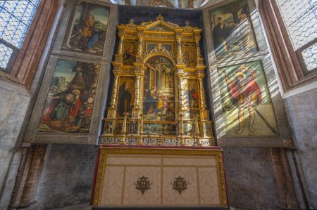 Téléchargez les photos : BUTTIGLIERA ALTA, ITALIE, 11 OCTOBRE 2023 - L'autel de l'abbaye de Sant'Antonio de Ranverso à Buttigliera Alta, province de Turin, Piémont, Italie - en image libre de droit