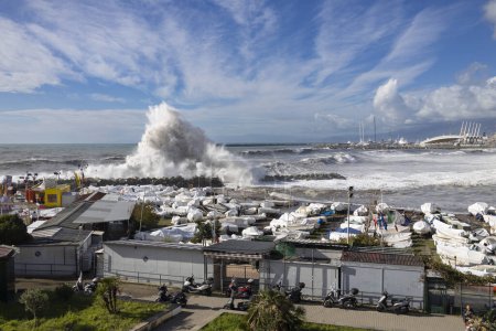 Foto de GENOA, ITALIA, 3 de noviembre de 2023 - Mar áspero con grandes olas en los muelles del paseo marítimo de Génova, Italia - Imagen libre de derechos