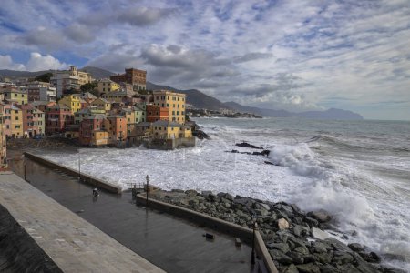 Foto de GENOA, ITALIA, 3 de noviembre de 2023 - Vista del pueblo pesquero de Génova Boccadasse con el mar agitado en Génova, Italia - Imagen libre de derechos