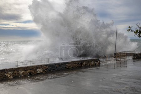 Foto de Mar áspero con grandes olas en los muelles del paseo marítimo de Génova, Italia - Imagen libre de derechos