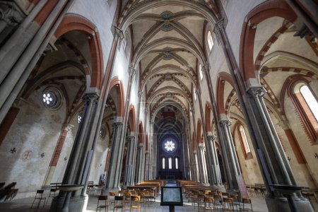 Téléchargez les photos : VERCELLI, ITALIE, 25 NOVEMBRE 2023 - L'intérieur de la basilique de Sant'Andrew (Sant'Andrea) à Vercelli, Piémont, Italie - en image libre de droit