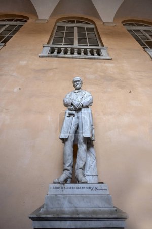 Foto de GENOA, ITALIA, 29 DE ENERO DE 2024 - La Estatua de Giuseppe Mazzini dentro del Palacio Tursi en el centro histórico de Génova, Italia - Imagen libre de derechos
