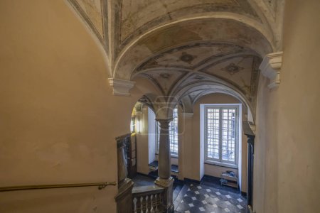 Foto de GENOA, ITALIA, 20 DE ENERO DE 2024 - Las escaleras del Palacio de Cattaneo della Volta en el centro histórico de Génova, Italia - Imagen libre de derechos