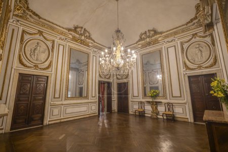 Foto de GENOA, ITALIA, 20 DE ENERO DE 2024 - La sala de espejos del Palacio de Cattaneo della Volta en el centro histórico de Génova, Italia - Imagen libre de derechos