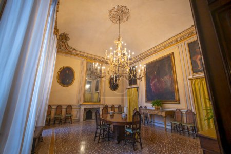 Foto de GENOA, ITALIA, 20 DE ENERO DE 2024 - La sala de estar del Palacio de Cattaneo della Volta en el centro histórico de Génova, Italia - Imagen libre de derechos
