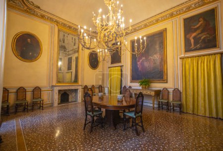 Foto de GENOA, ITALIA, 20 DE ENERO DE 2024 - La sala de estar del Palacio de Cattaneo della Volta en el centro histórico de Génova, Italia - Imagen libre de derechos