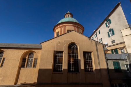 La façade extérieure avec le dôme de l'église de Santi Vittore e Carlo à Gênes, Italie