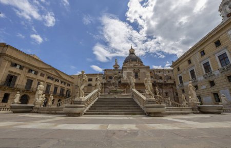 Vista de la fuente de Pretoria en la plaza de Pretoria en el centro histórico de Palermo, Sicilia, Italia