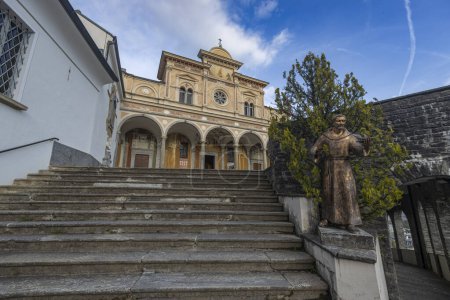 Vista del Santuario de la Virgen del Sasso en Locarno, Cantón del Tesino, Suiza