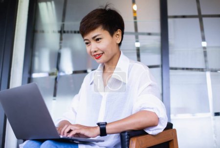 Téléchargez les photos : Femmes d'affaires tapant clavier sur ordinateur de bureau ou ordinateur portable, concept d'entreprise en ligne
. - en image libre de droit