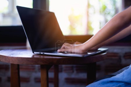 Téléchargez les photos : Femmes d'affaires tapant clavier sur ordinateur de bureau ou ordinateur portable, concept d'entreprise en ligne
. - en image libre de droit