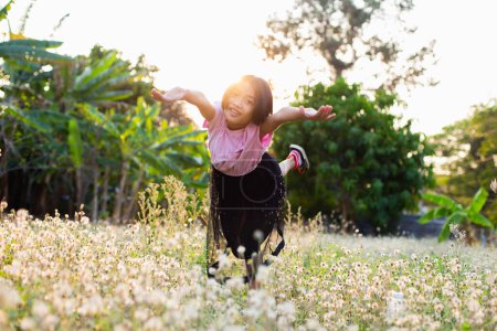 Téléchargez les photos : Petite fille mignonne sur la prairie - en image libre de droit