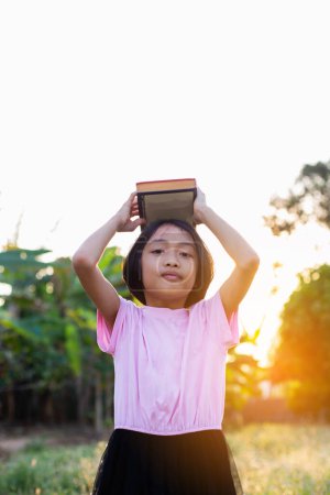 Téléchargez les photos : Enfant petite fille avec lecture d'un livre - en image libre de droit