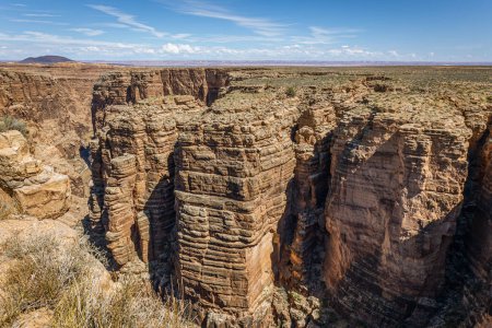 Téléchargez les photos : Dernières extrémités du Grand Canyon avec des rochers bruns très escarpés près de la petite rivière colorado, État d'Arizon, États-Unis - en image libre de droit